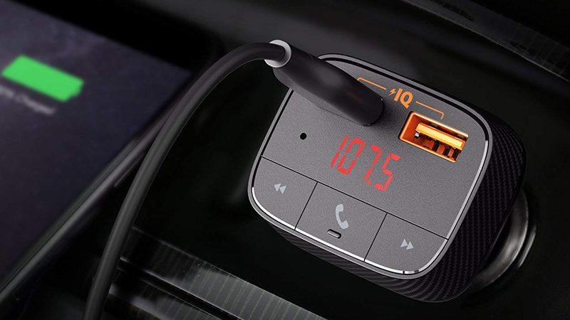 Cargador inteligente Anker SmartCharge F0 Bluetooth con transmisor FM | $13 | Amazon | Usa el cĂłdigo VIVAFF22Foto: Amazon